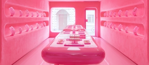 Бутик из розового ковра в центре Москвы