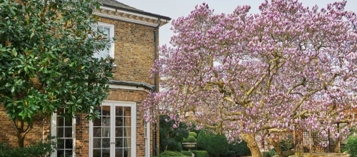 Дом Фредди Меркьюри в Лондоне выставили на продажу за $38 млн. Дом Фредди Меркьюри в Лондоне выставили на продажу за $38 млн.