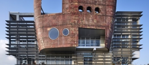 Церковь в форме Ноева ковчега построенная из старых кораблей