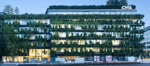 Зеленый фасад на здании 1970-х годов в центре Штутгарта