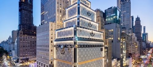 Флагманский магазин Louis Vuitton в форме пирамиды из багажных сумок Флагманский магазин Louis Vuitton в форме пирамиды из багажных сумок